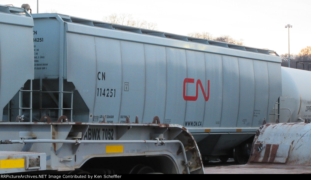 CN 114251